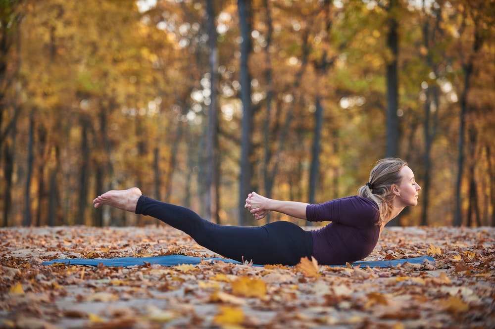 yoga cho người bệnh parkinson tư thế châu chấu