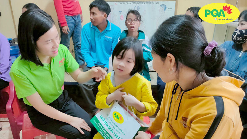 Dược phẩm PQA trao quà cho trẻ em khuyết tật huyện Vụ Bản, Nam Định