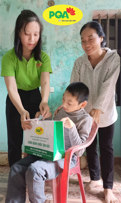 Dược phẩm PQA trao quà cho trẻ em khuyết tật huyện Vụ Bản, Nam Định