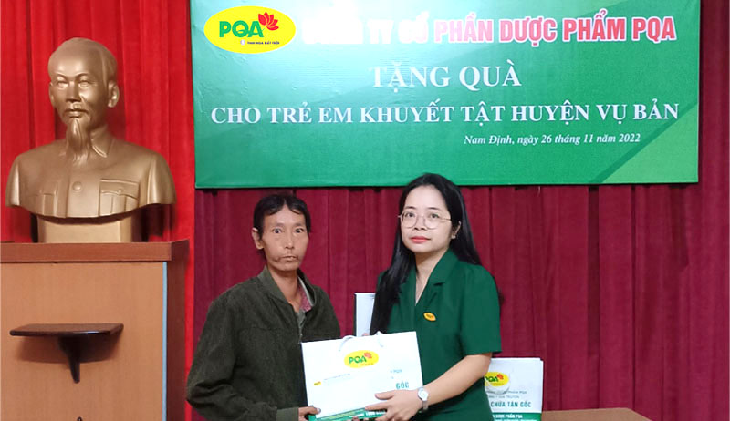 Dược phẩm PQA tặng quà cho trẻ em khuyết tật - giám đốc Linh trao quà