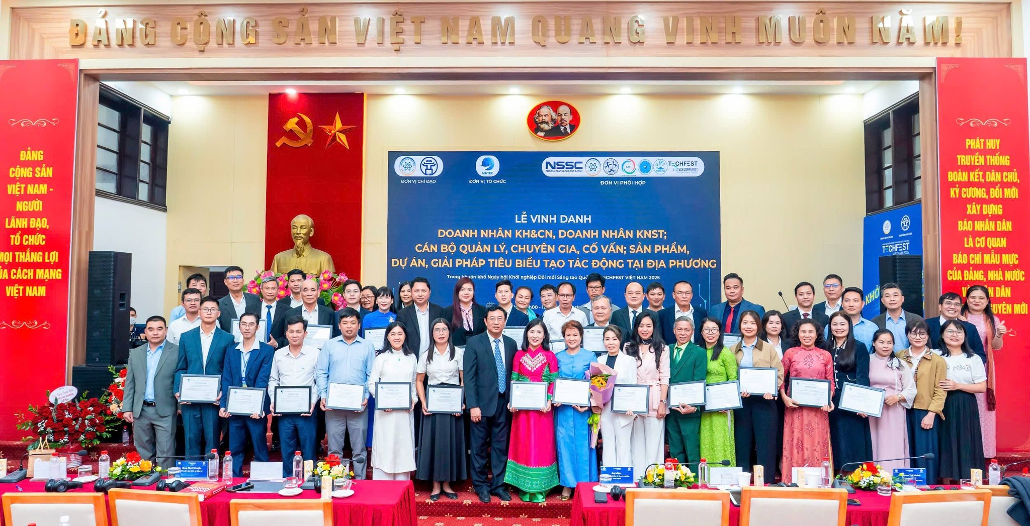 Dược sĩ cao cấp VŨ THỊ PHƯƠNG vinh dự được vinh danh doanh nhân Khoa học & Công nghệ – Doanh nhân khởi nghiệp sáng tạo tiêu biểu.